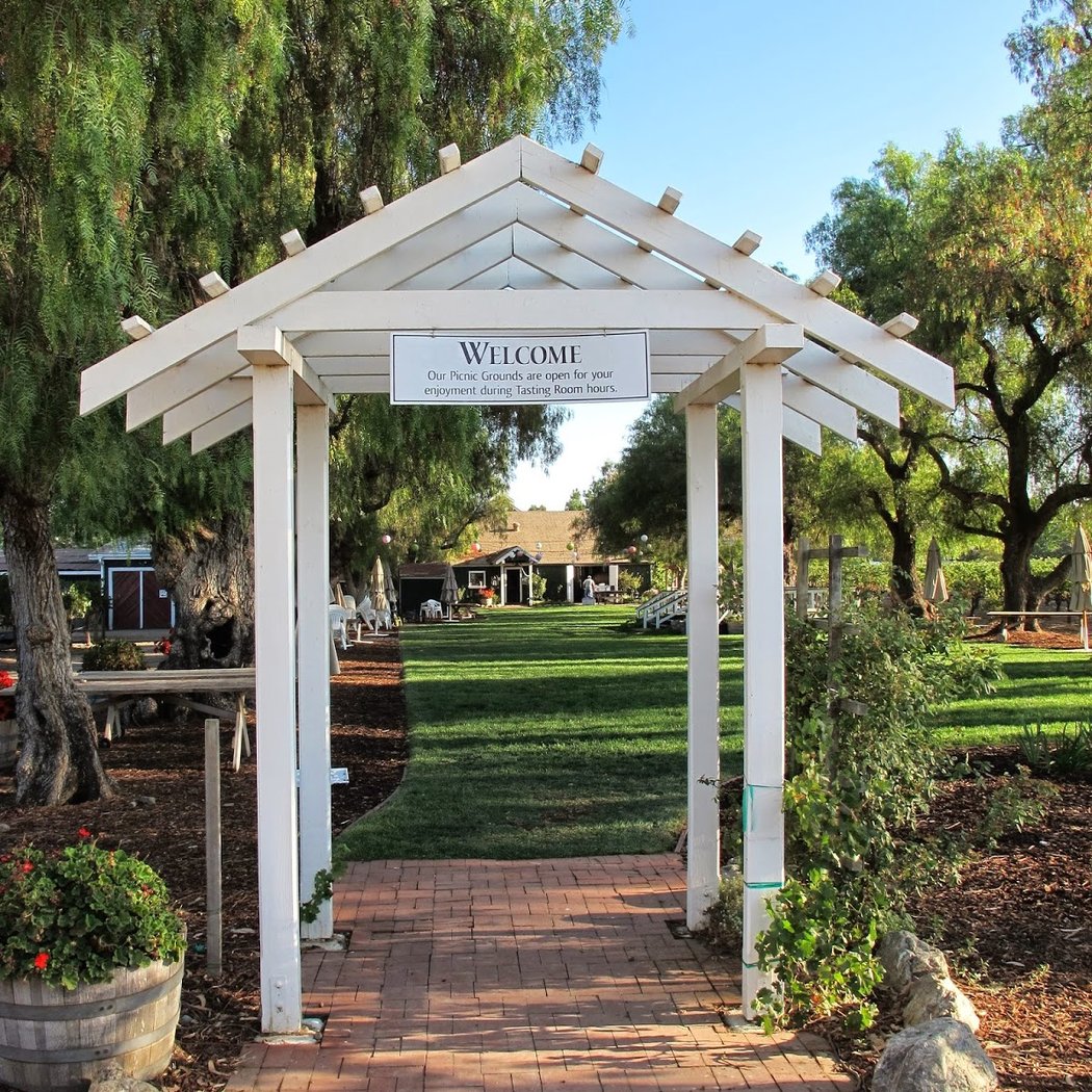 Holiday in the Vineyards Day 2: Live Music, Food, Carolers 3