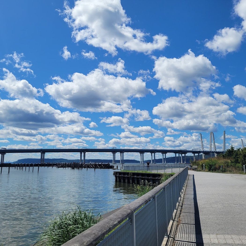 Hudson River Waterfront Walkway 1