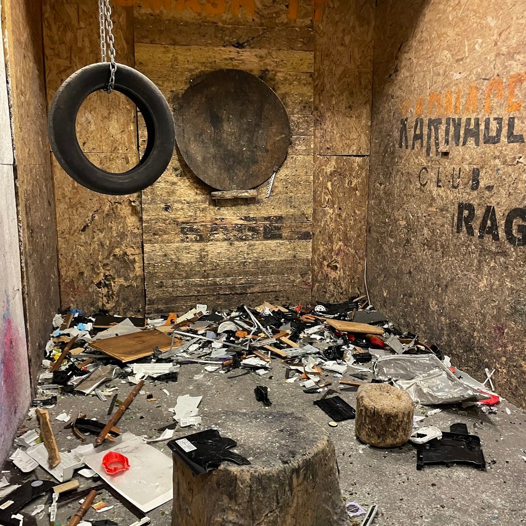 KARNAGE CLUB - Lancer de haches, Rage rooms, Karaoké Boxs 3