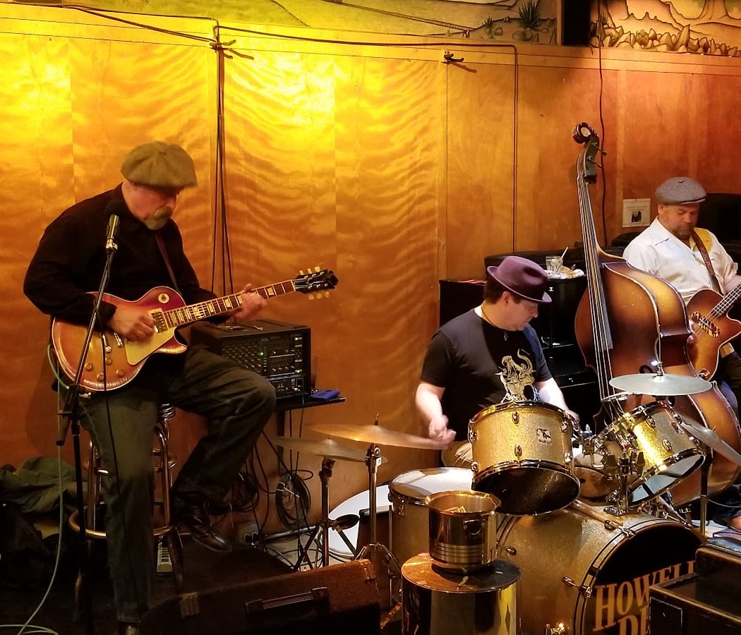 The DeLuxe Live Music | Swell Drinks | Good Times 3