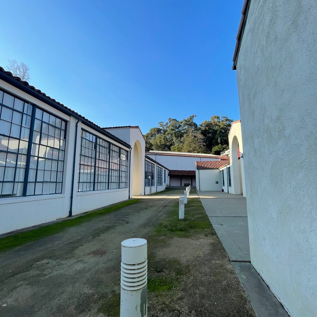 Aron Art Center 3