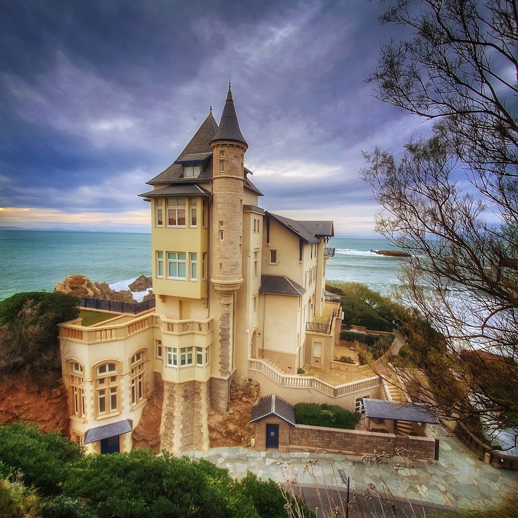 Flash Tour: Villa Belza and the Cabaret 'Le Château Basque' 3
