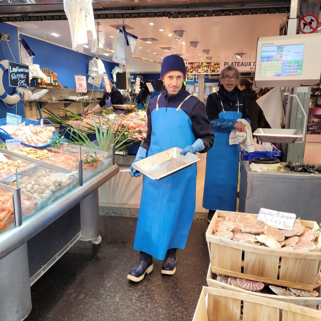 Experience the Buzz of Rue Daguerre 3