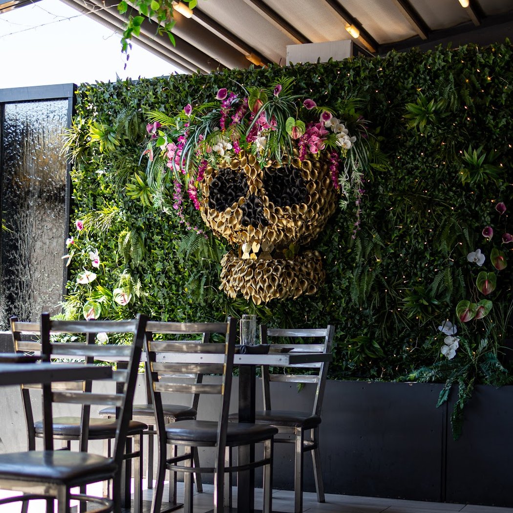 WISE Bar & Grill 3
