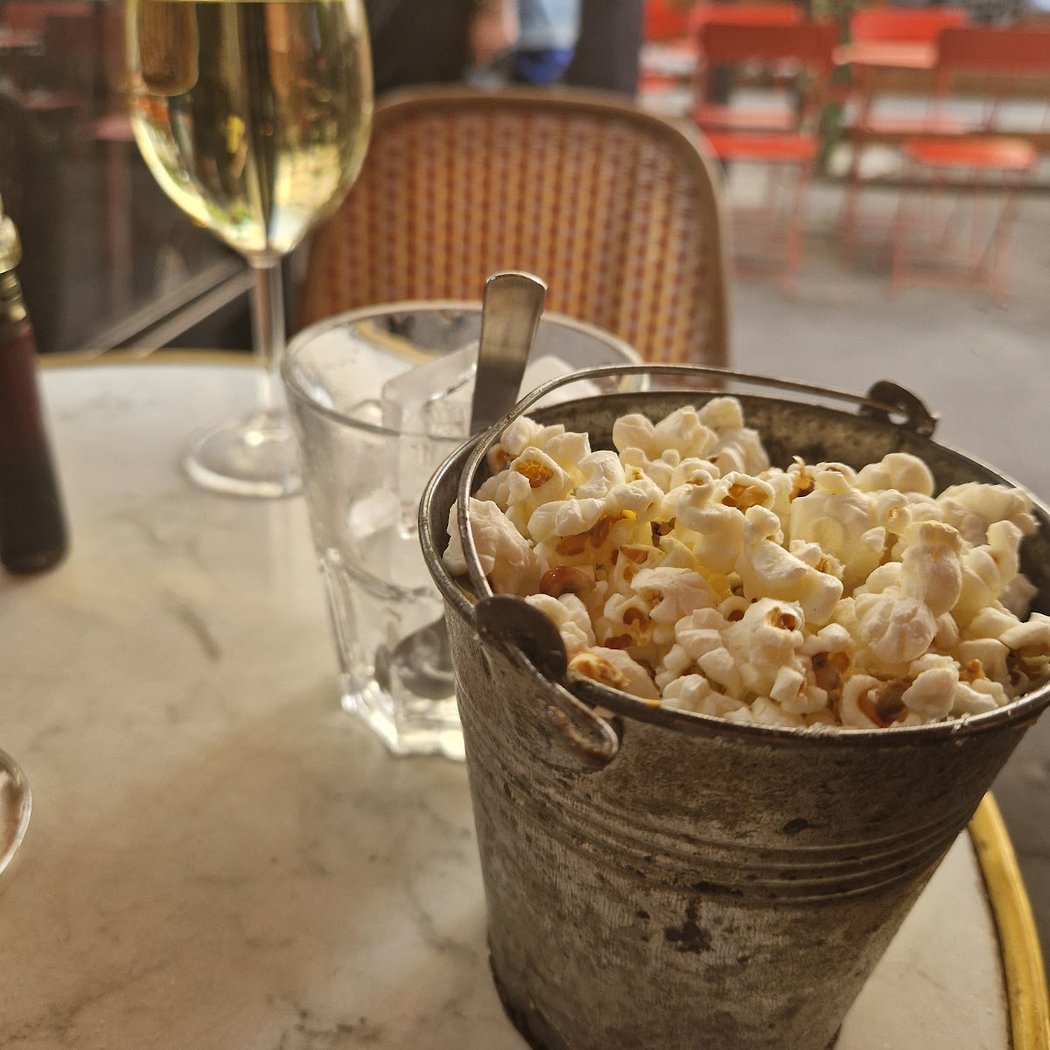 L'Avenue Café 3