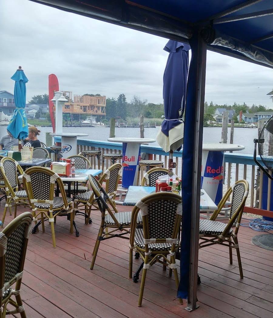 Captain’s Inn & Tiki Bar 4