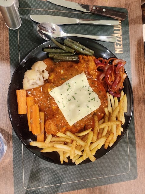 Mezzaluna Casual Dining 3
