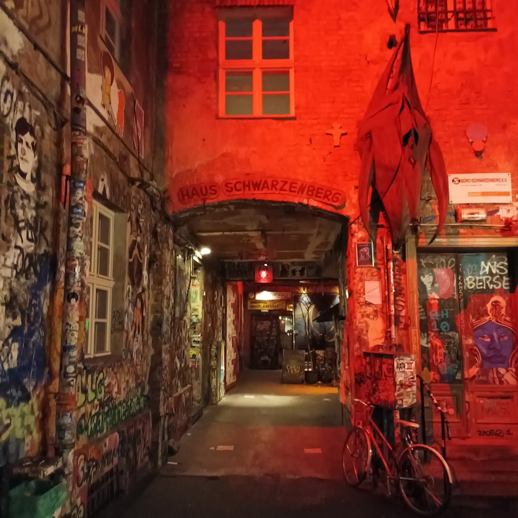 MissVergnügen presents RESITANT – live 2