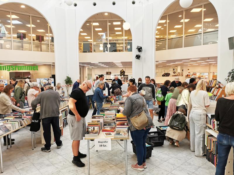 Bogsalg på Hovedbiblioteket 1