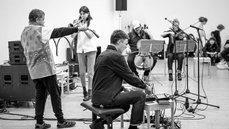 Garth Erasmus Broken String Ensemble mit Gast Micha Acher