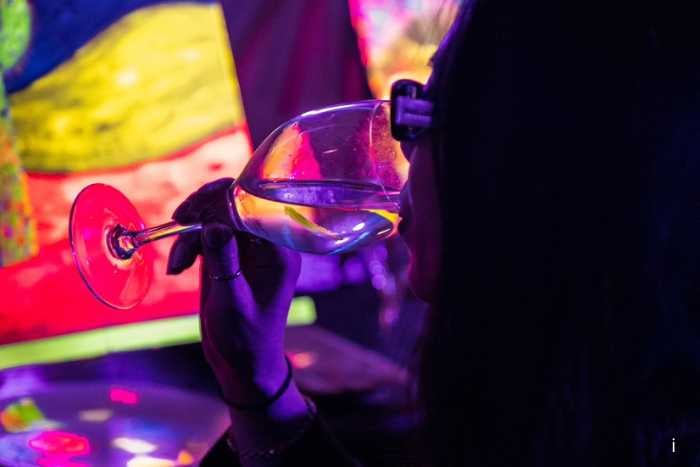 Neon Brush Paris : atelier peinture & apéro dans le noir 2