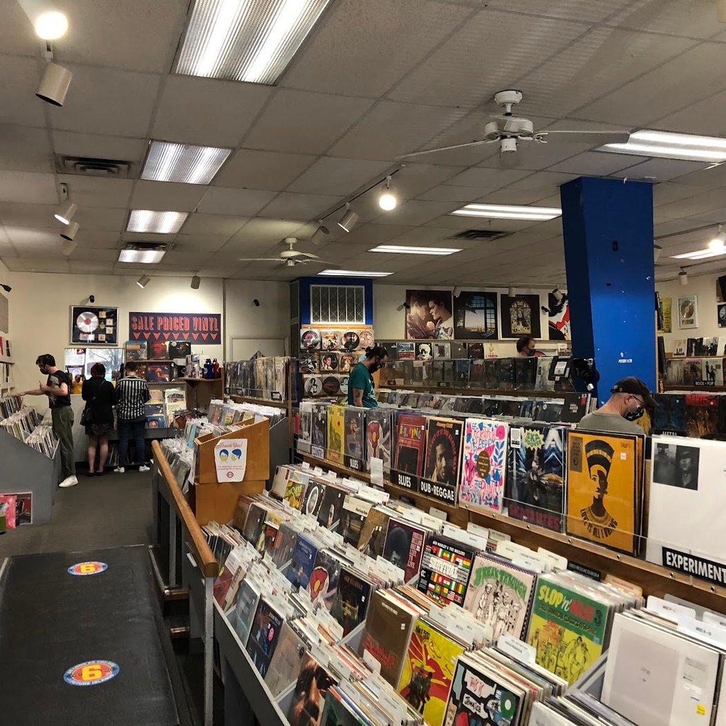 Leon Bridges Record Signing 3