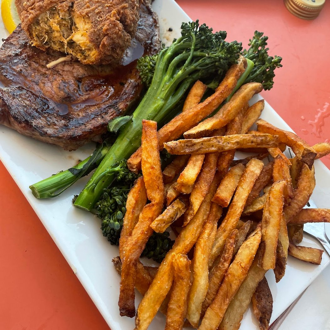 Shipwrecks Taphouse & Grill 3