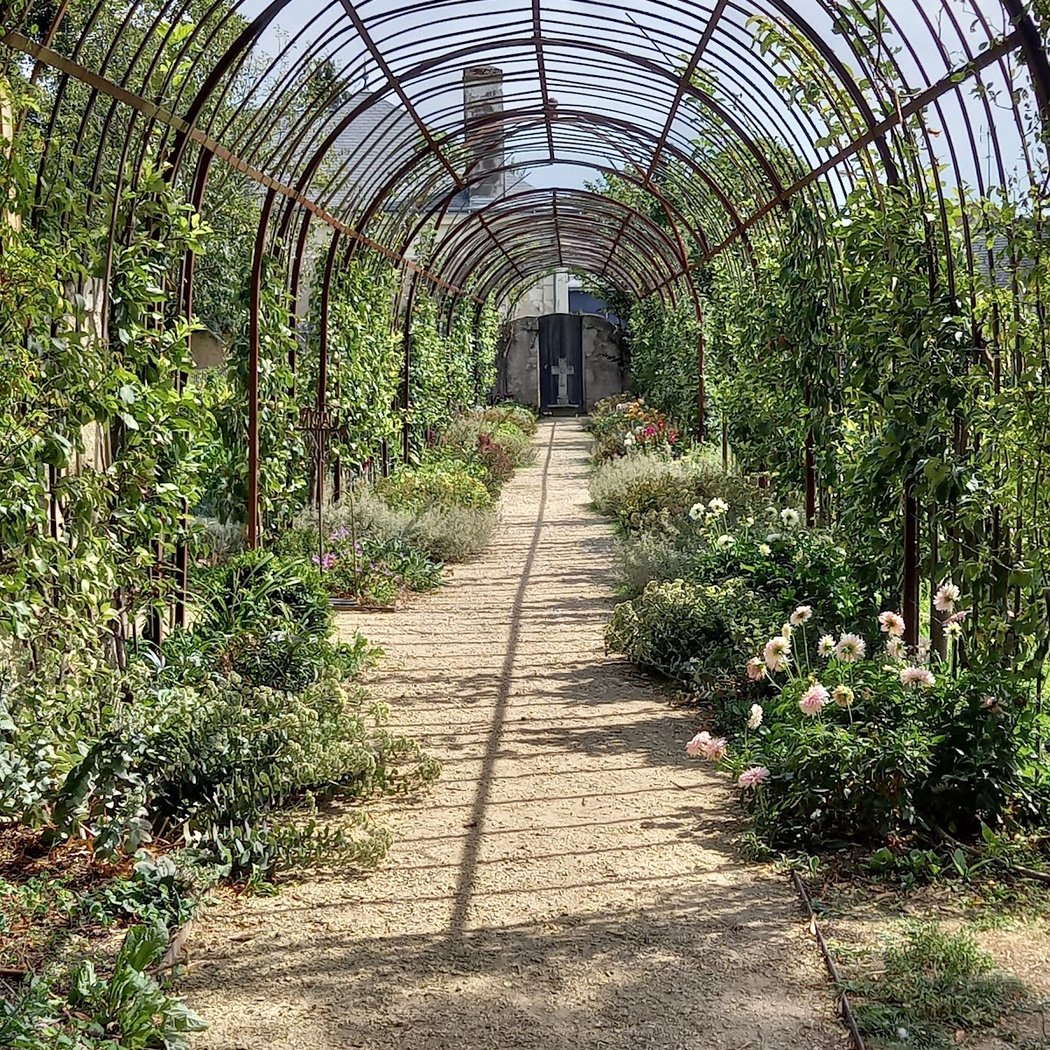 Curé de Chédigny Garden 3