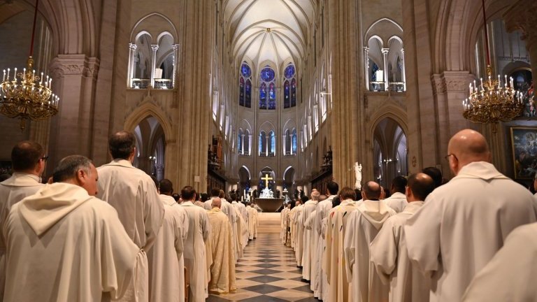 Prière des vêpres à Notre-Dame de Paris avec le pape Léon XIV