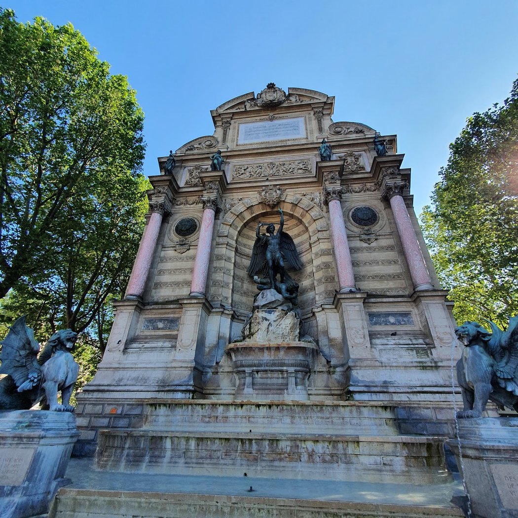 Wander through Boulevard Saint-Michel 2