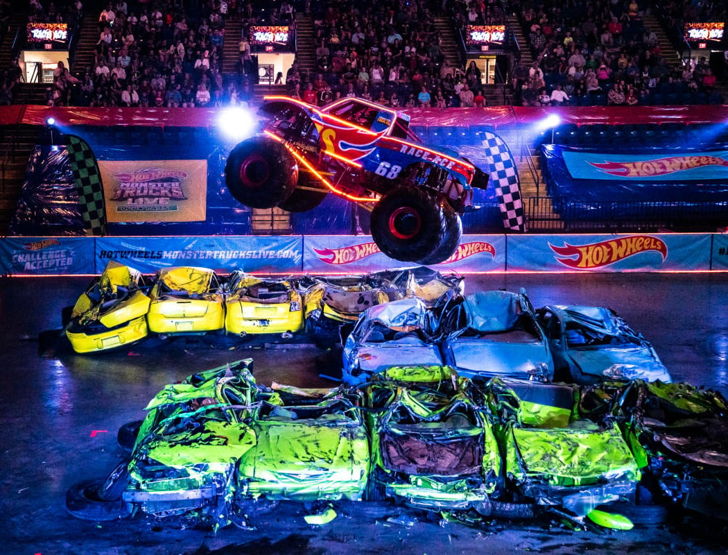 Hot Wheels Monster Trucks Live Glow-N-Fire 1