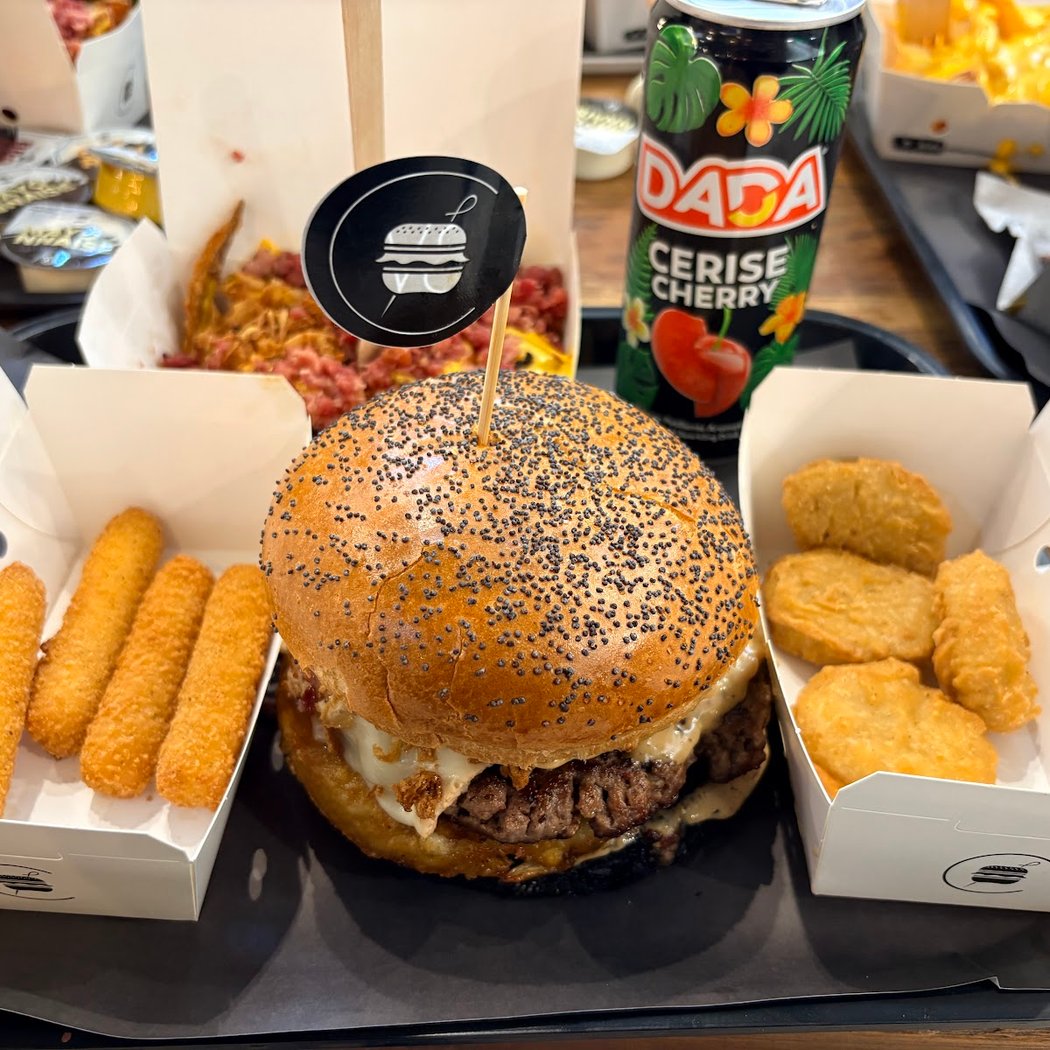 Black & White Burger Marseille Terrasses du Port 3