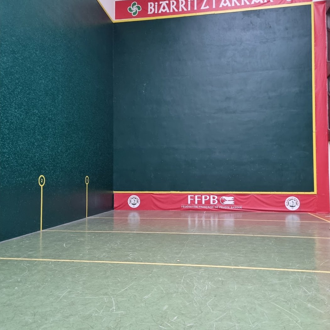 Pelote Basque à Plaza Berri – Ados Pilota – Main nue féminine professionnelle 2