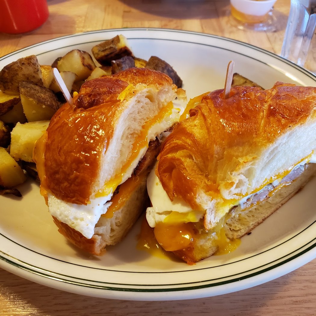 Le Croissant Restaurant 1