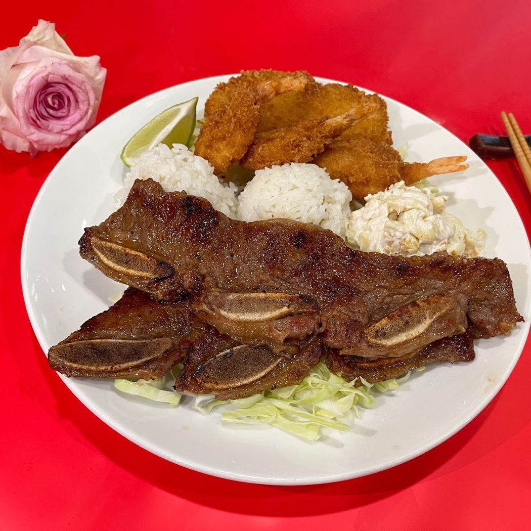 Luau Hawaiian BBQ 3