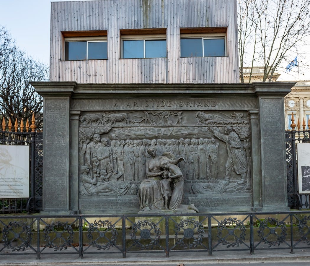 Monument a la mémoire d'Aristide Briand 1