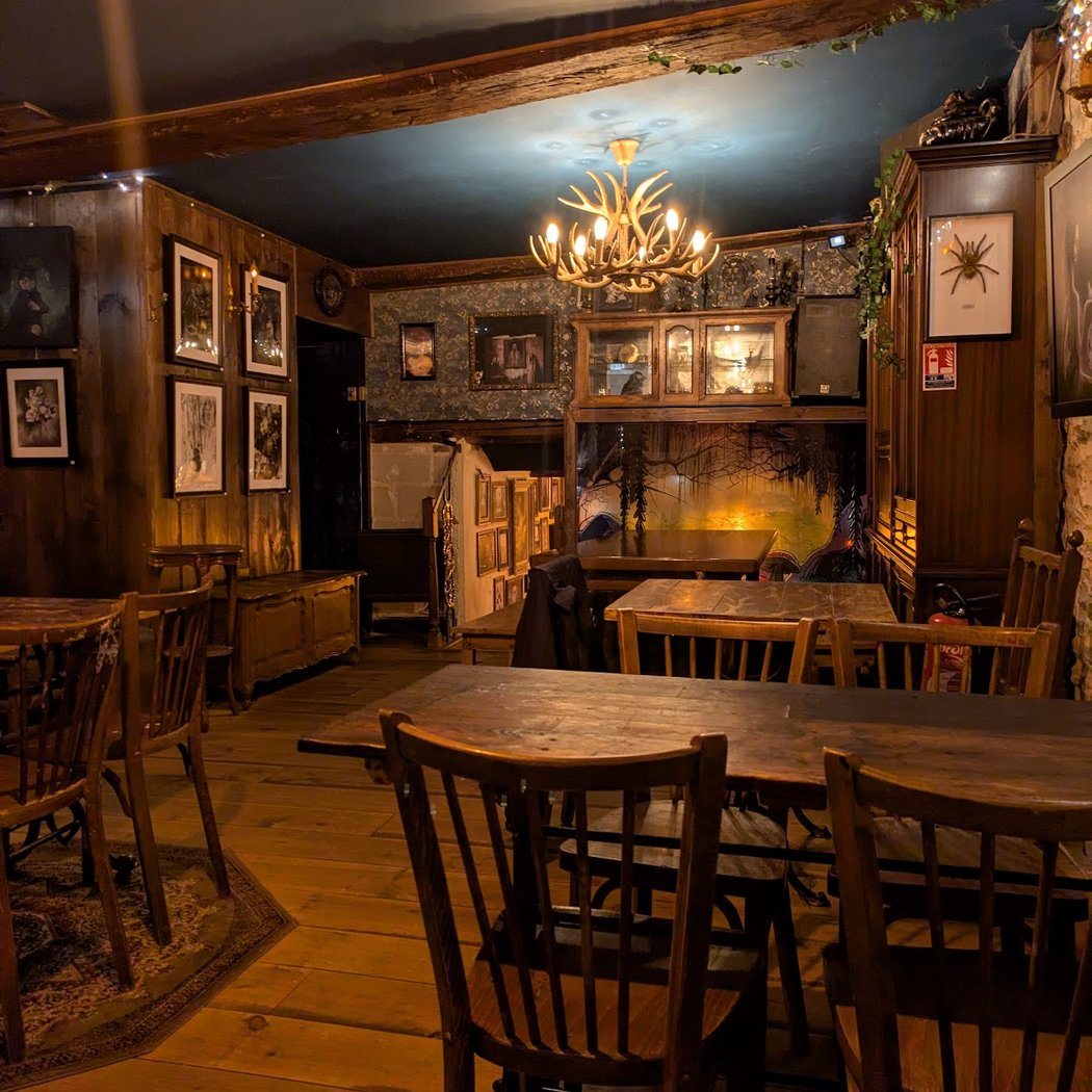 Aux 3 Corbeaux - Bar de sorcières 2