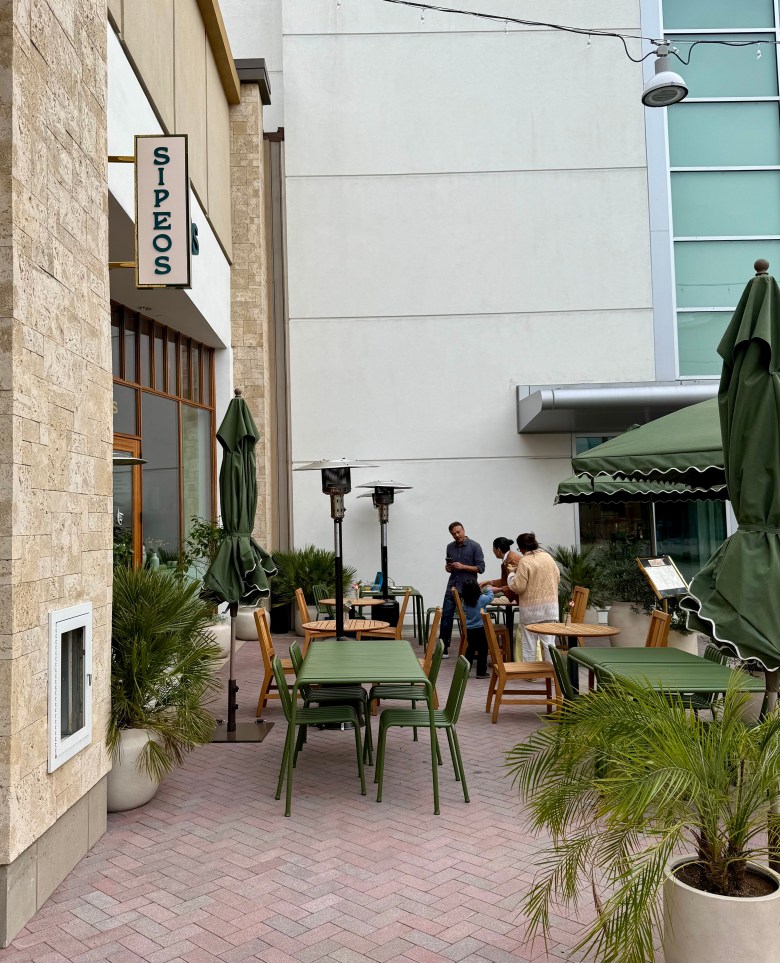 Sipeos Restaurant & Bar 3