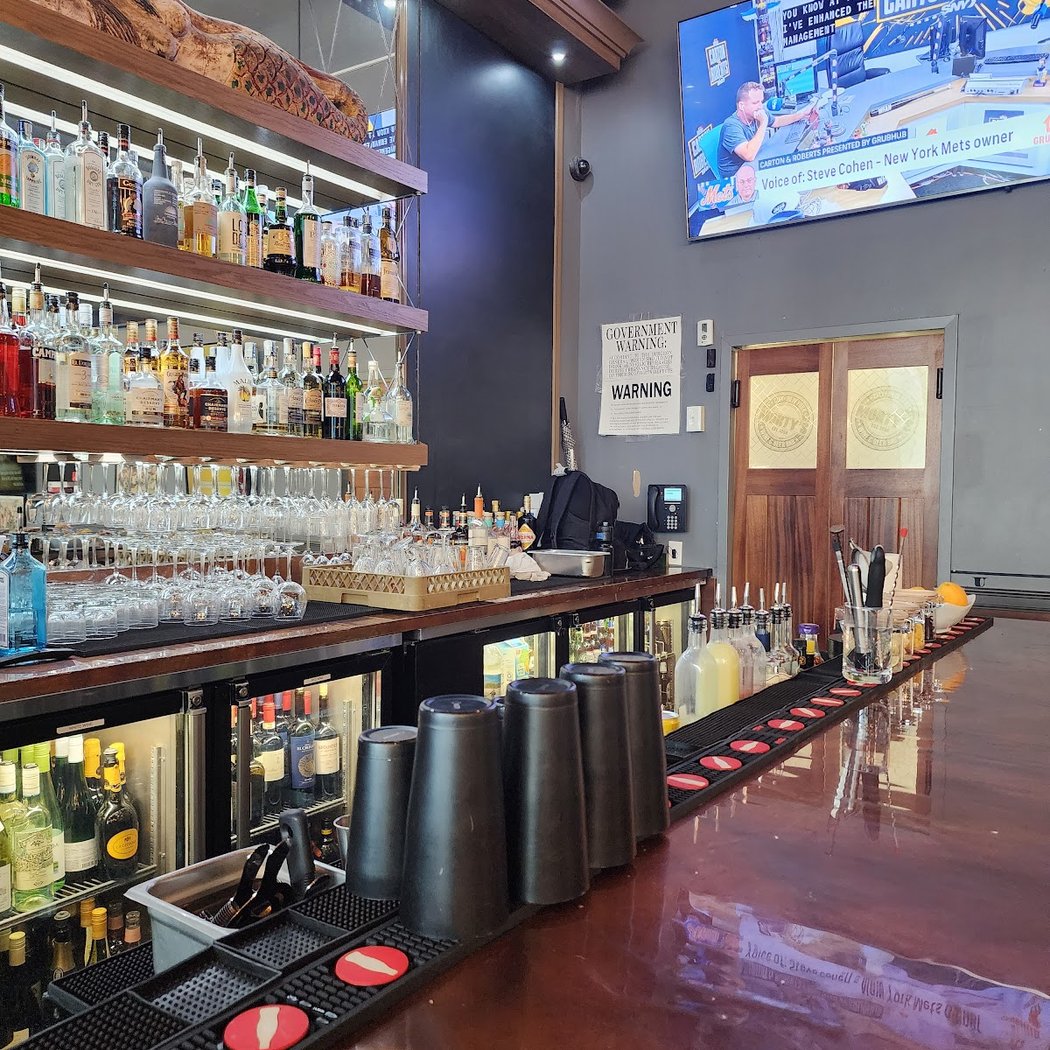 Morty's Wine & Beer Bar 4