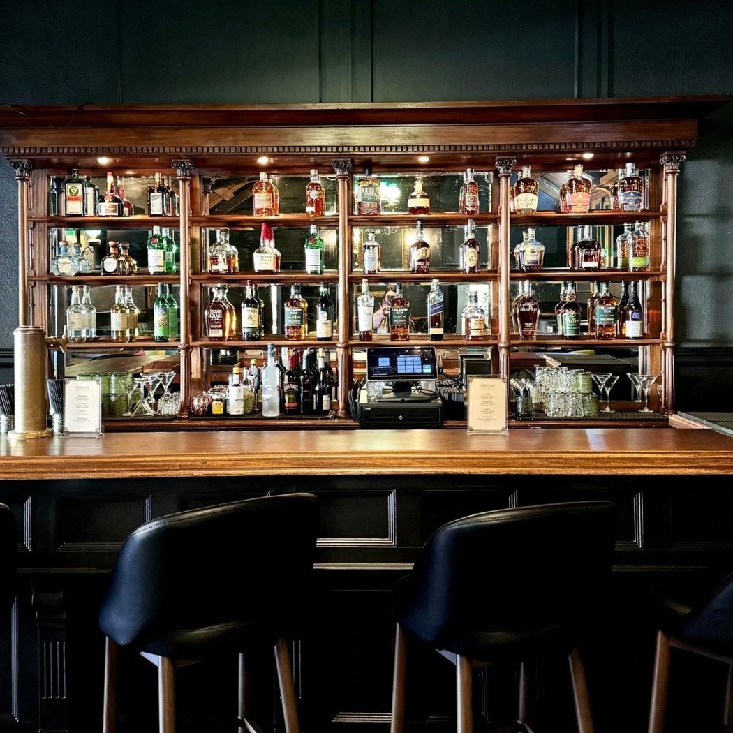 Gibson's Irish Pub 3