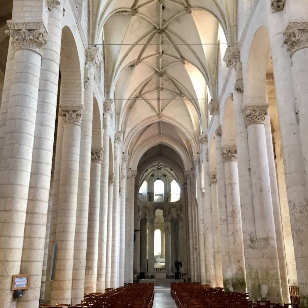 Eglise Saint Pierre d'Airvault 1