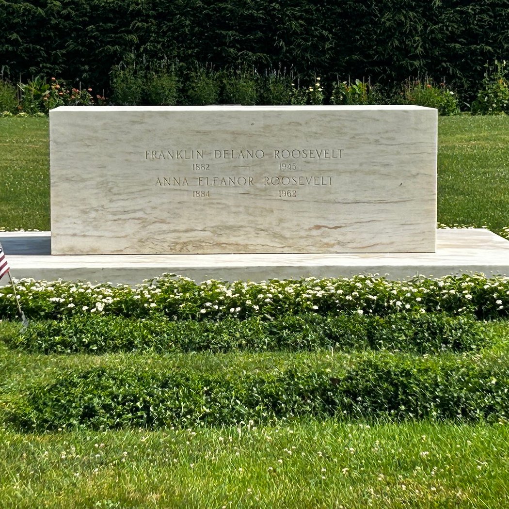Franklin and Eleanor Roosevelt Grave 2