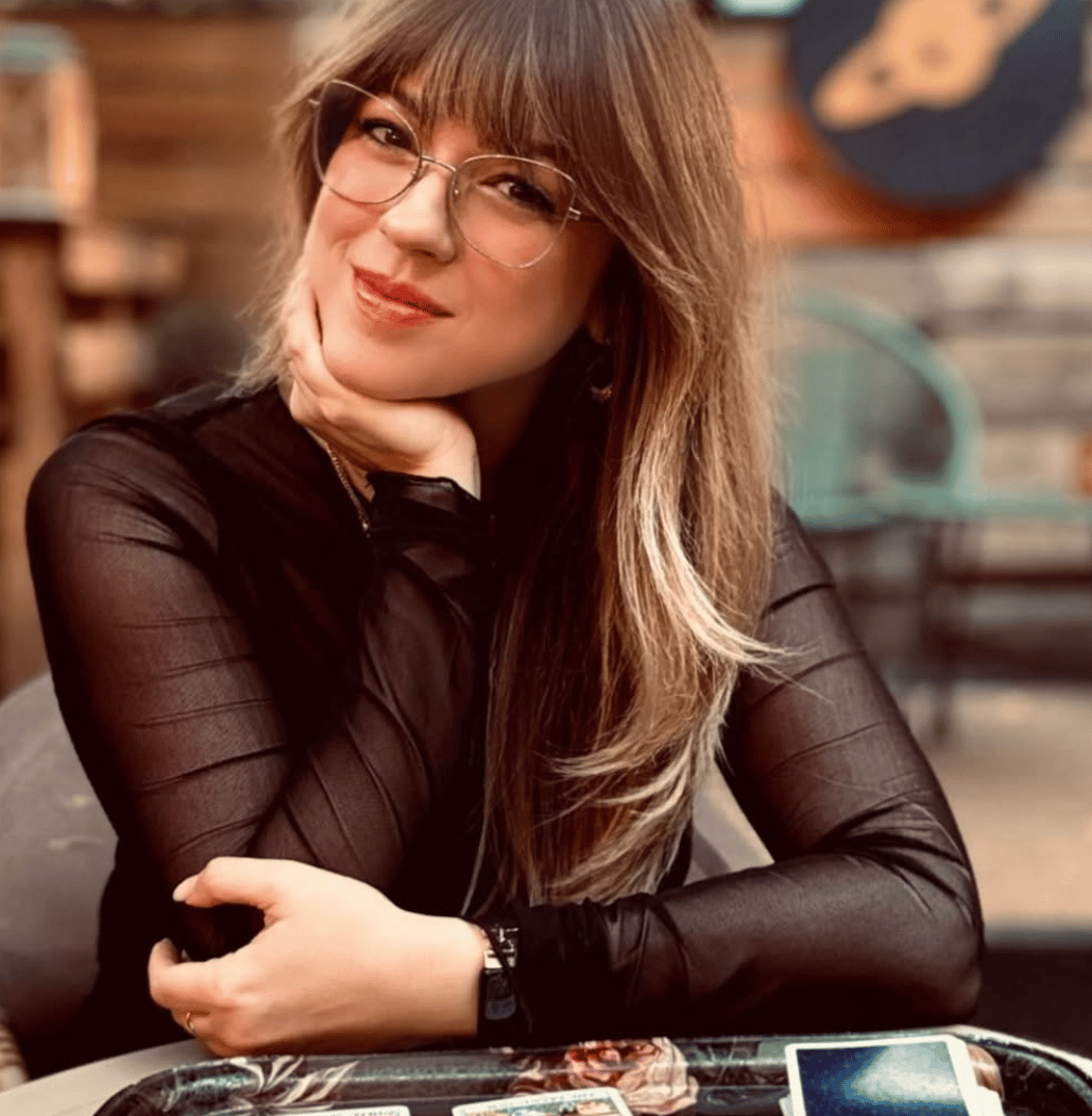 Celestial Sundays: Tarot Readings by @angelarenai