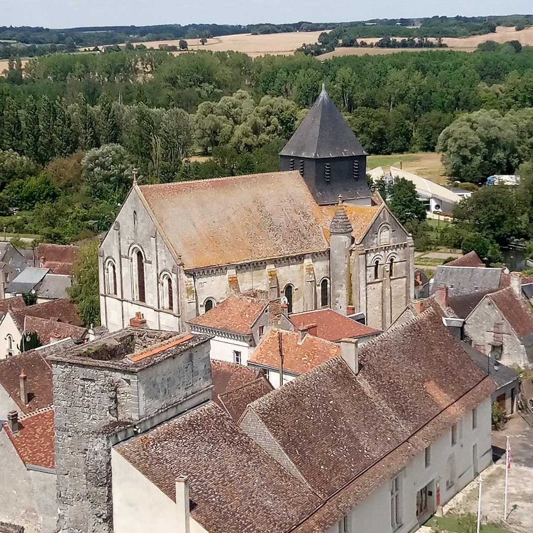 Tour César (donjon) et vestiges du château fort 1
