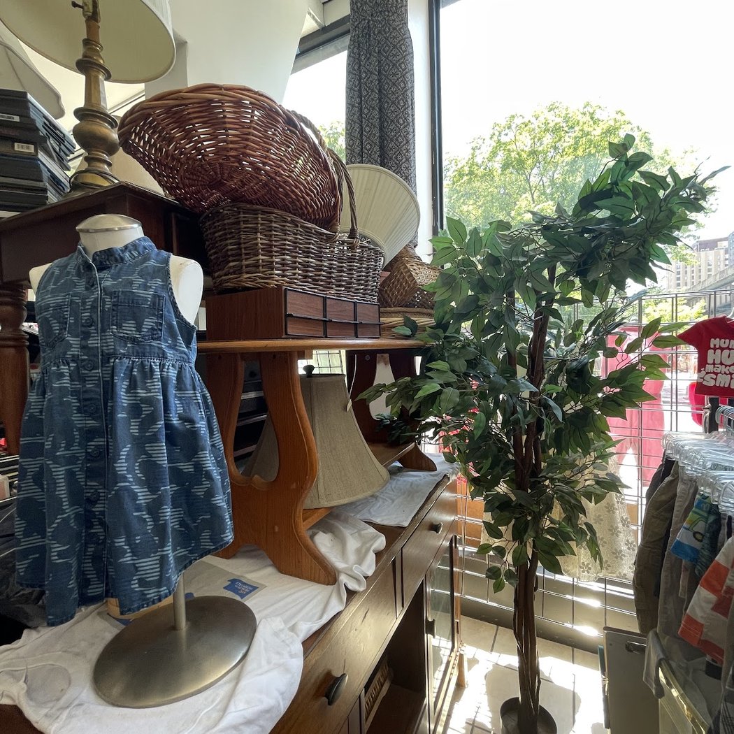 Cooparcoiris thrift store 3