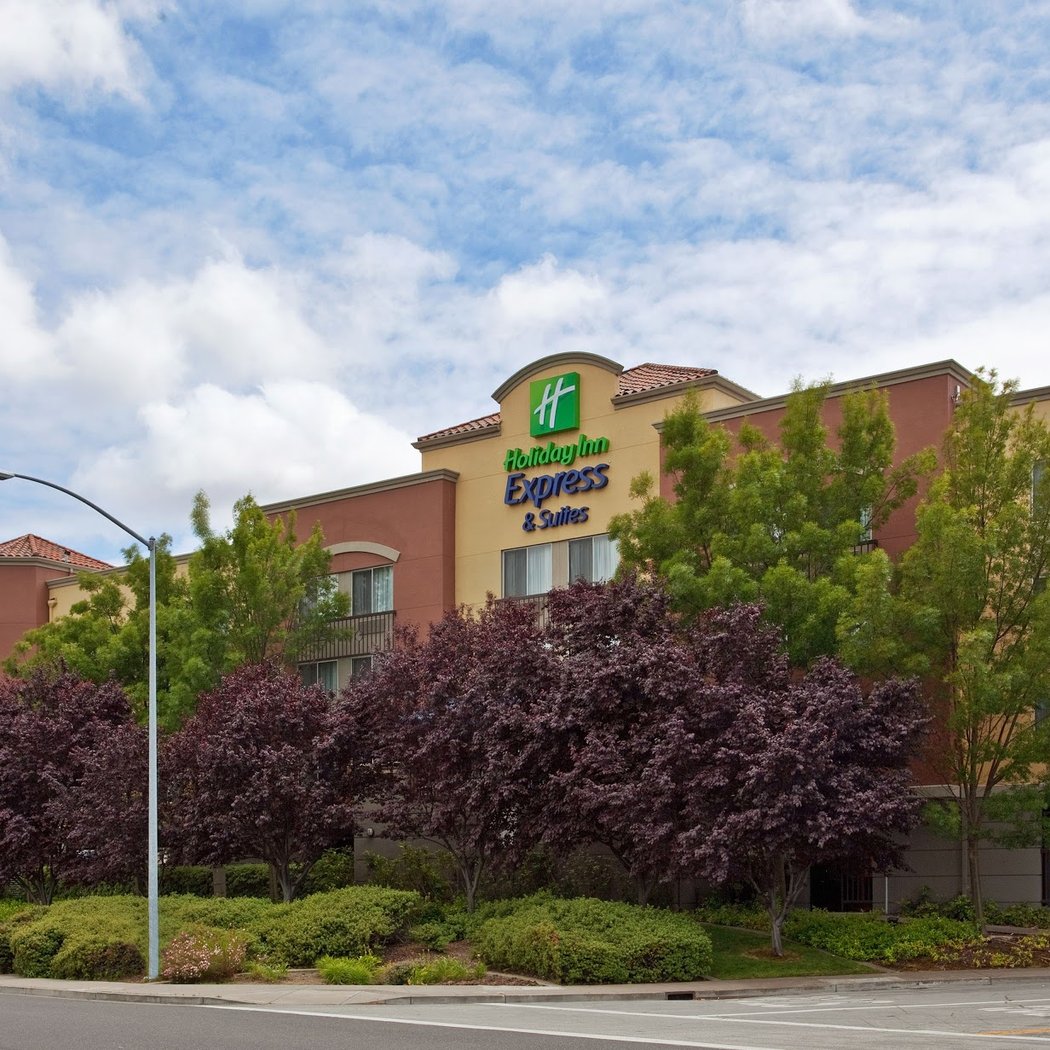 Holiday Inn Express & Suites Belmont by IHG 1
