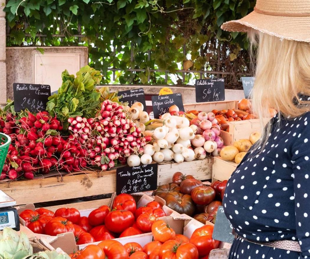 Marché aux produits de bouche et créateurs