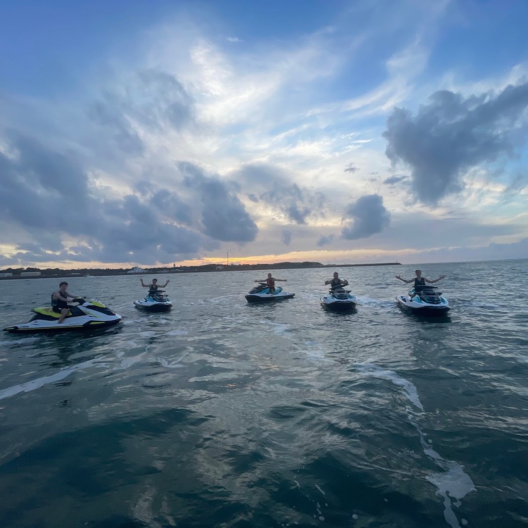 eXtreme Jet 33 Watersports « Location Jet-ski•Randonnée Jet-Ski avec ou sans permis•Parachute ascensionnel•Bouée Tractée » 5