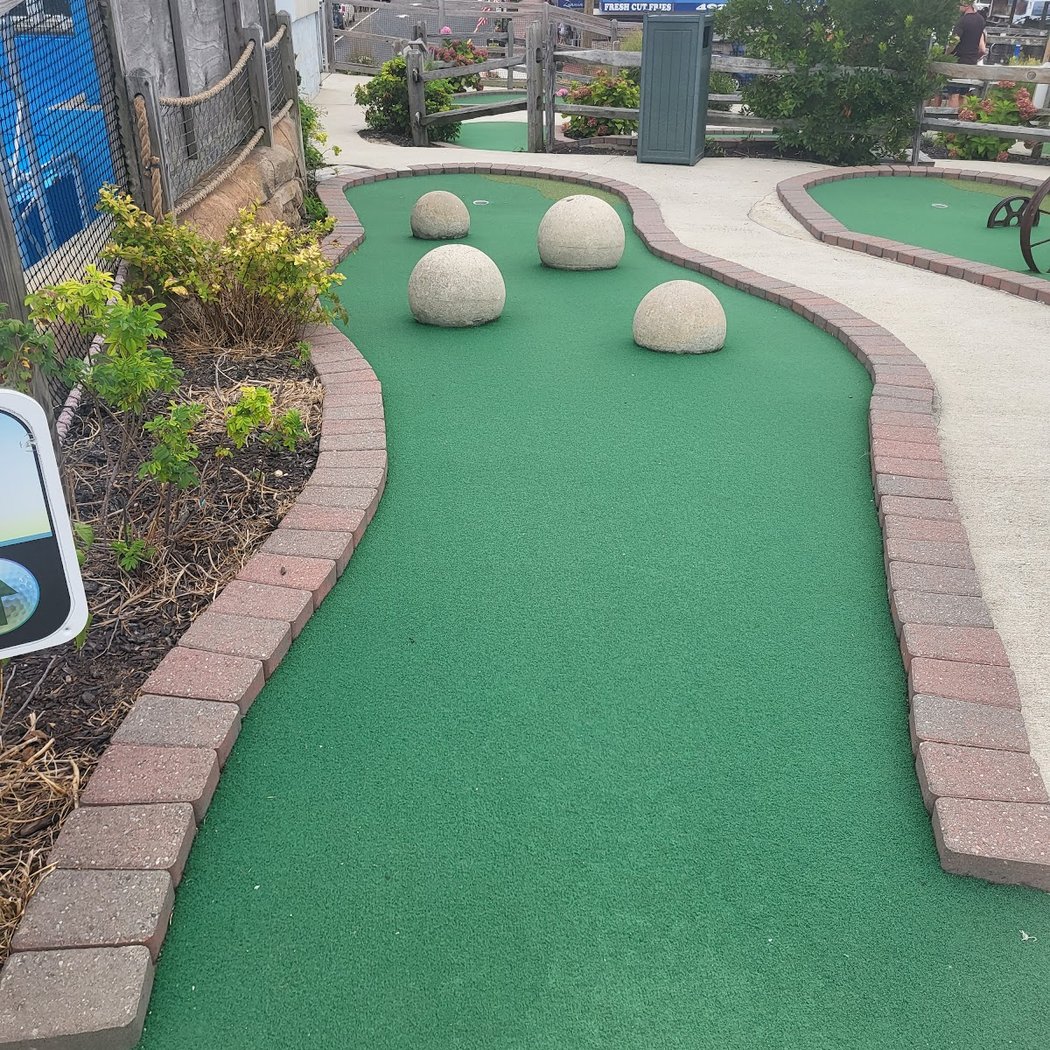 Thundering Surf Adventure Golf 2