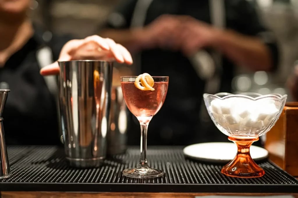 Mixology Classes with Master Bartenders 1