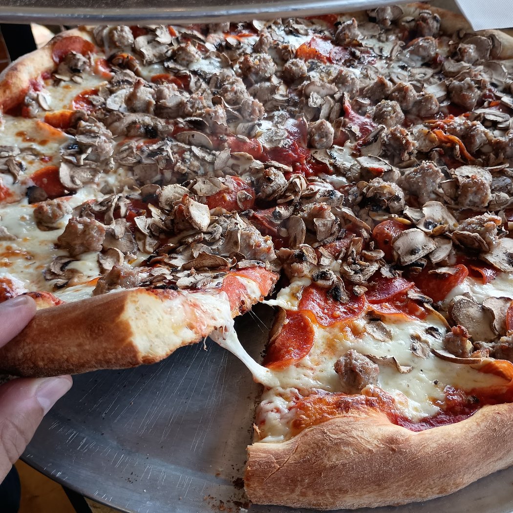 Toto's Pizzeria & Restaurant 3
