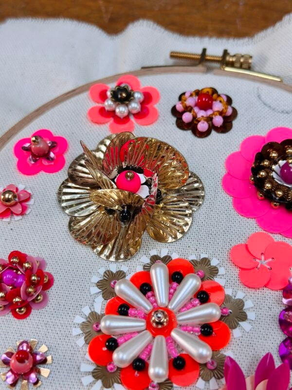 Atelier broderie : fleurs en 3D avec des perles et des paillettes 1