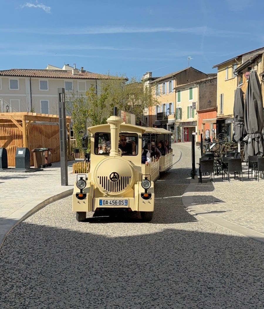 Petit train touristique de L'Isle-sur-la-Sorgue 2