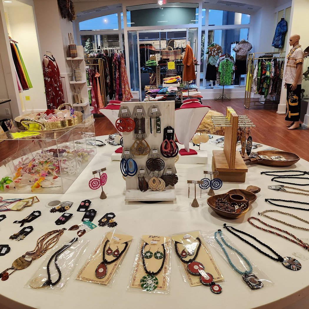 Lia's BOUTIQUE LLC 3