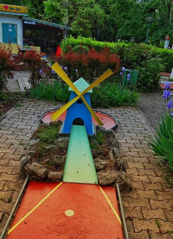 Miniature Golf Imperial and rollerblading station 1