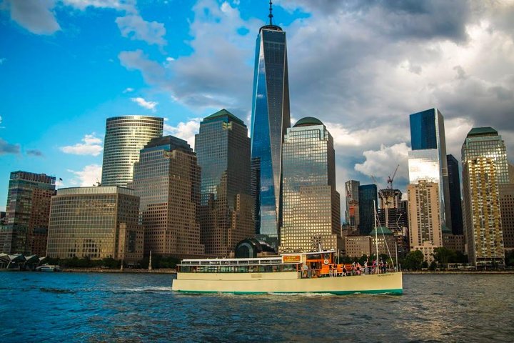 See Manhattan’s Architecture from the Water – NYC Cruise