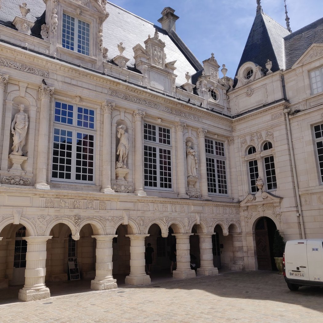 Place de l'Hôtel de ville 2