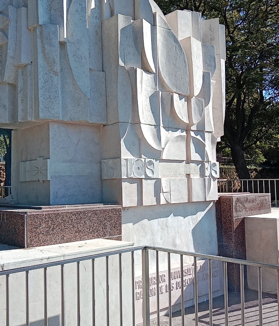 Monumento a Fray Bartolomé de las Casas 2