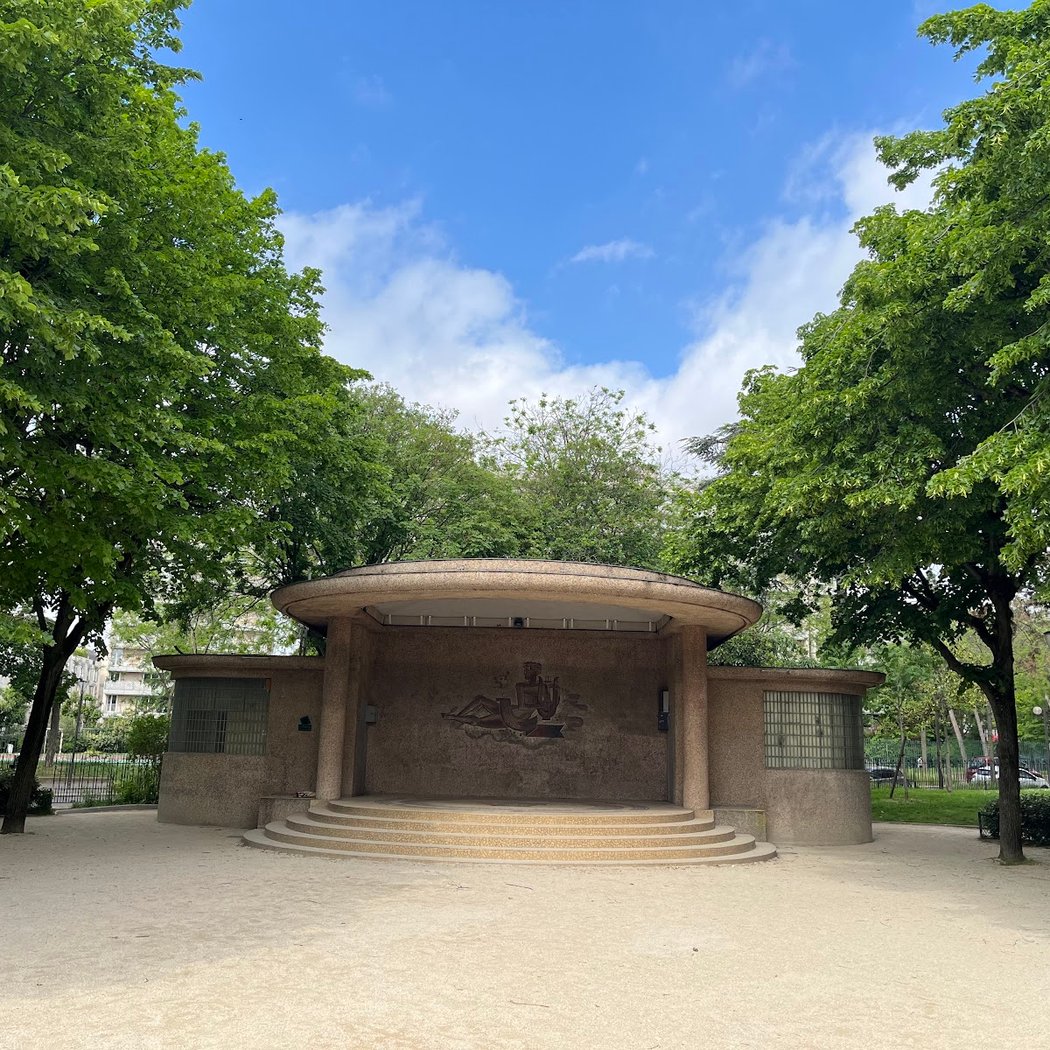 Square Sarah Bernhardt 1