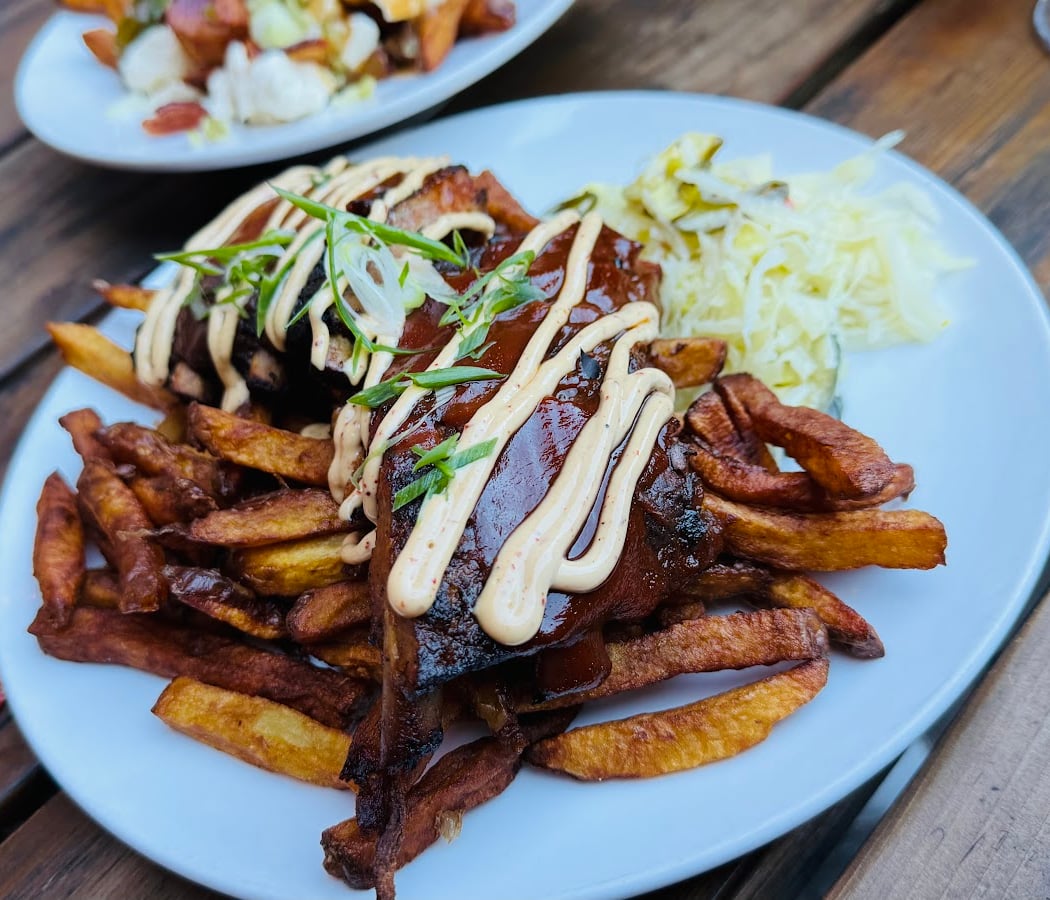 Brasserie Dunham / Pub & Boutique 1